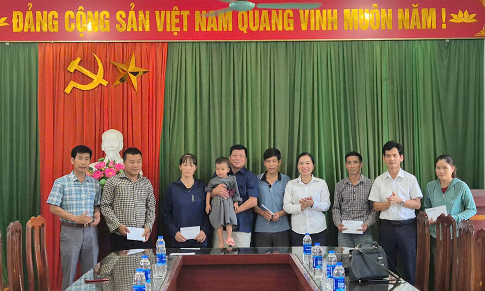 Báo Bắc Giang và nhà hảo tâm tặng quà hộ khó khăn tại Lục Ngạn, Lạng Giang